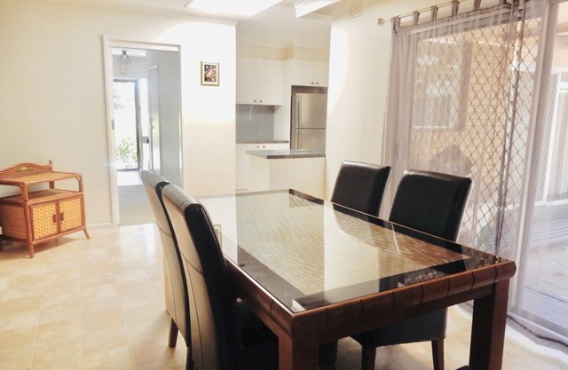 Millie’s cottage Cheerful 4 bedroom house near glen waverley