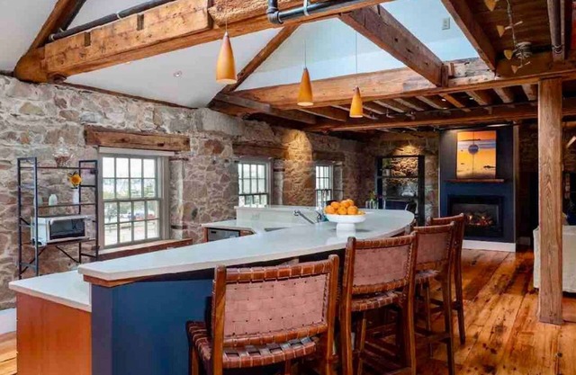 Millie's: Luxury 2 Story 2 Bed/2Bath Penthouse in Historic Downtown New Bedford