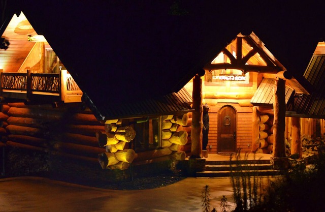 $ Million Custom Log Home en 9 Acre Mountain Estate con vista a 20 pies de ancho Stream