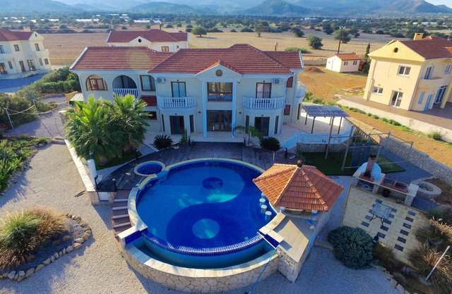 Million Dollar Mansion con piscina infinita enorme, jacuzzi y bar en la piscina