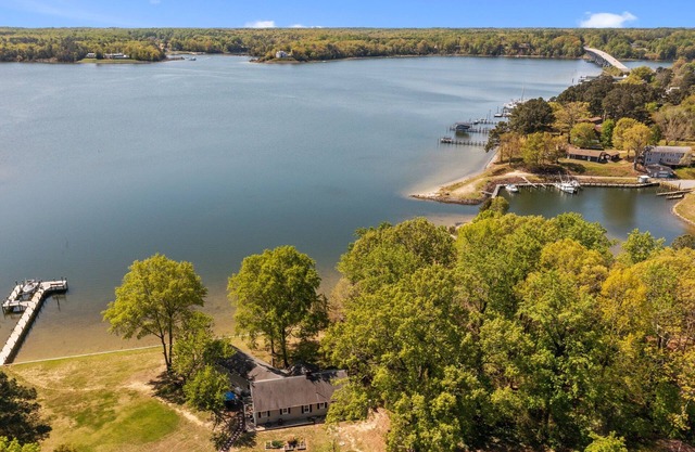 Million Dollar View, river house w/ private dock & beach area