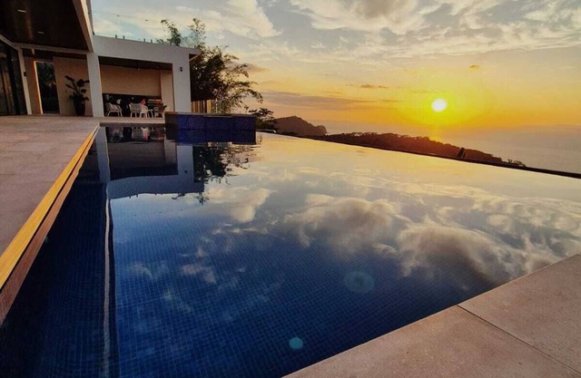 Million-Dollar Views: Luxe Villa w/ Ocean, Mountain Views, King Suites & Hot Tub