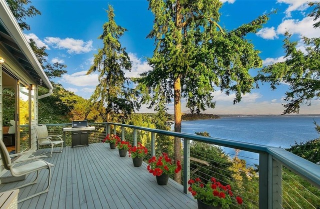 Million $ Views 4BR 2.5BA Overlooking the Salish Sea Burien hot tub with view BBQ