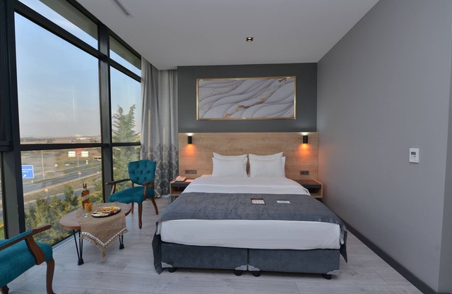 MILLS HOTEL
