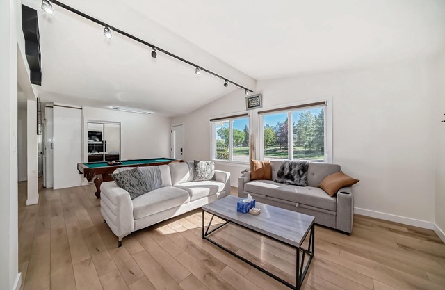 Millwoods | Sleeps 8 | Newly Renovated | AC | Near South Edmonton Common