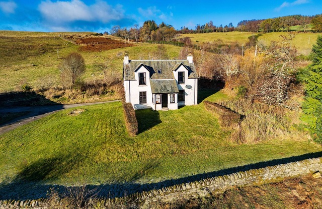 Milton of Tullypowrie Cottage - a cottage that sleeps 8 guests in 4 bedrooms