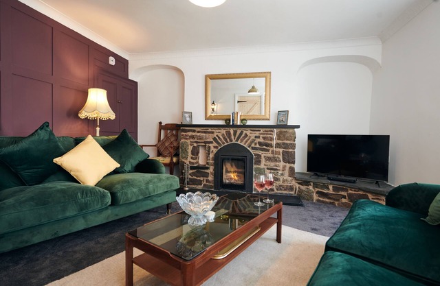 Min Yr Afon, Low allergen, central property with wood burner