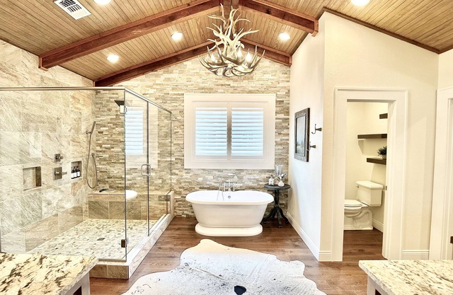 MINE CREEK RETREAT LUXURIOUS COMFORT - 3BR - 2.5BA
