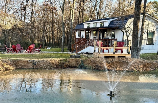 Mineola "Mane" Stay Cabin Near Downtown & Adjacent to Mineola Nature Preserve