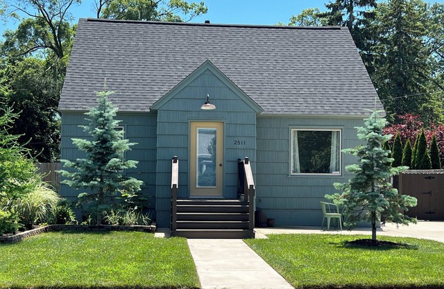 Always Miner Ave - Cape Cod - Lakeside, Muskegon