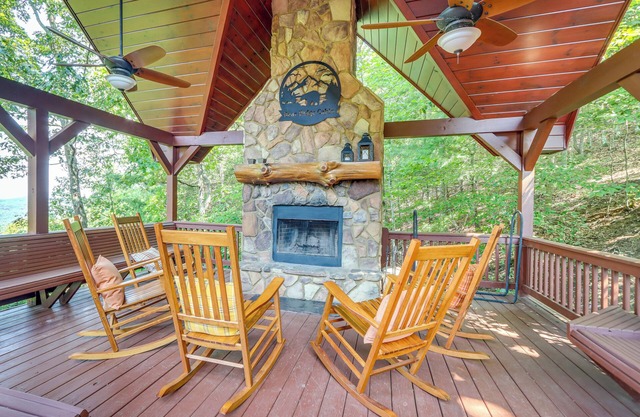 Mineral Bluff 'Bear Ridge Cabin' w/ Hot Tub!