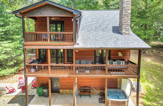 Mineral Bluff Cabin-King-Sleeps 7-Fire Pit-Hot Tub-Pets-10 minutes to Blueridge