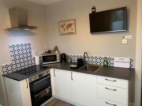 Mini-Apt Carrigaline, 2min to town 1 Bed & Sofa Bed Sleeps 4