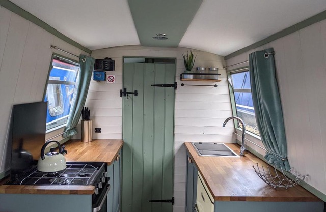 Mini Escape - 2 Berth Narrowboat on the Grand Union, Hertfordshire