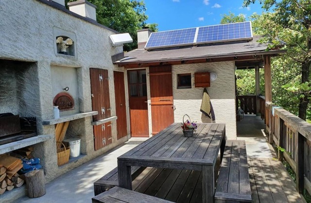 Mini Maison Autonome Entre Vigne et Forêt Pour une Totale Déconnection