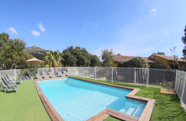 Mini villa adosada en residencia con piscina climatizada, aire acondicionado y wifi