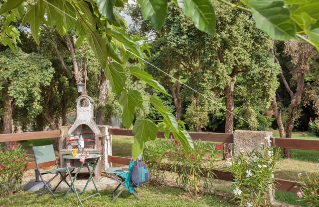 Mini-villa, close to the sea, with shared garden and pool