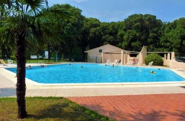 Mini-villa con aire acondicionado en residencia arbolada con piscina, playa, Córcega