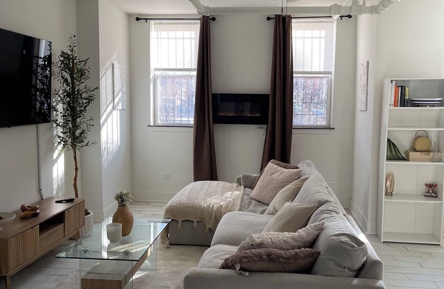 Minimalist Aesthetic apartment with WiFi in vibrant Chicago