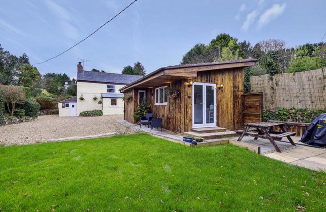 Minimoore Lodge. Perfect for walkers, cyclists and surfers.