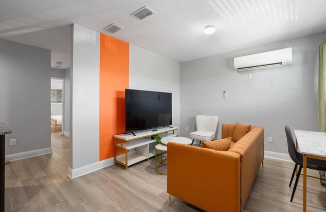 Mins 2 Dwntown ~ Private Retreat ~ King Bed