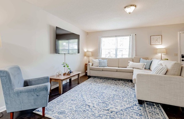 Mins from Downtown, I-90 Access-Sweetthorne Solace