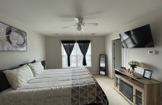 Mins to airport and shopping! 5 Star clean!13miles from downtown!