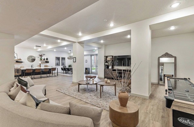Mins to Downtown Draper | King Size Bed| Hot tub