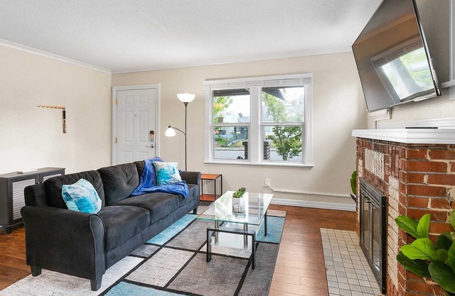 Mins To Downtown | Fenced Yard | BBQ | Fast Wi-Fi