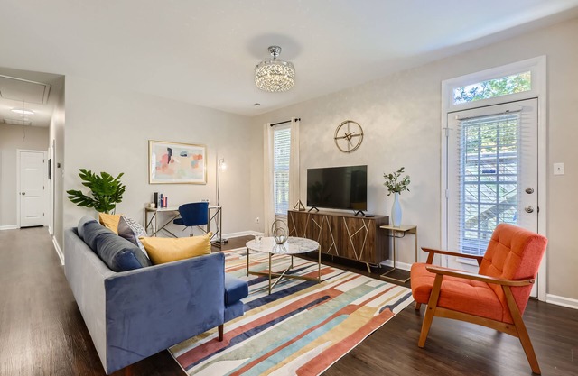 Mins to Duke - Jazzy modern midcentury gem with a blend of style and coziness!