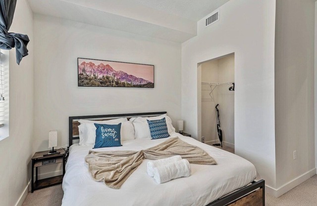 Mins to Heart of Draper | King Bed | Hot Tub | Gym