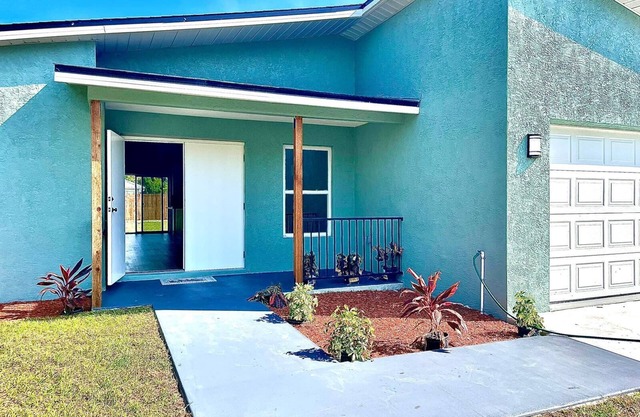 Minutes away to Sebring Raceway, Golf Course and many great fishing spots.