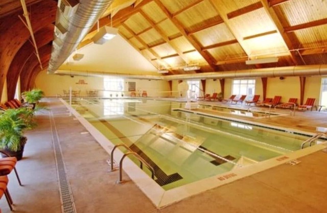Minutes from Bush Gardens and Colonial Williamsburg, great amenities and space!
