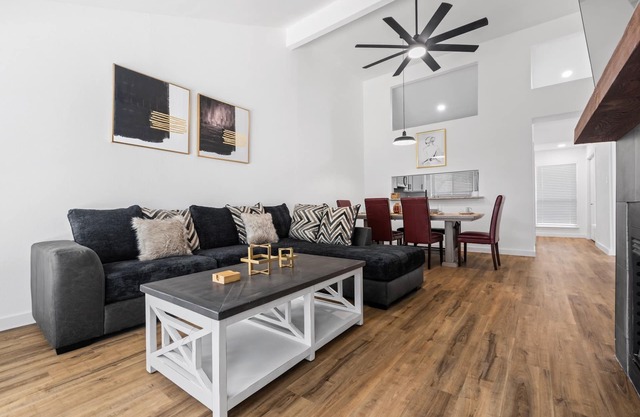 Minutes from DFW & AT&T stadium. Cozy modern retreat