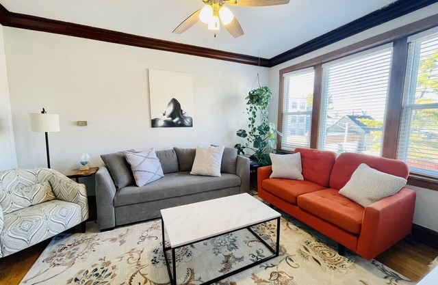 Minutes from Downtown Gorgeous ,spacious 2BD/ 1BA w/ Parking