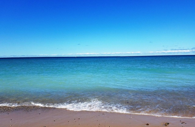 MINUTOS DE MACKINAW: LAGO HURON LAKEFRONT COTTAGE W / GORGEOUS, WALK-ABLE BEACH
