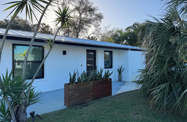 Minutes from Siesta Key, Heated saltwater pool, Outdoor space