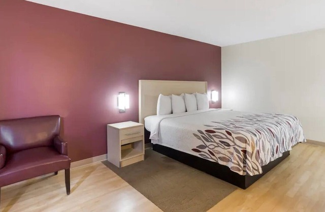 Minutes from Vanhook Falls Trailhead! Free Parking, Pet-friendly Property!