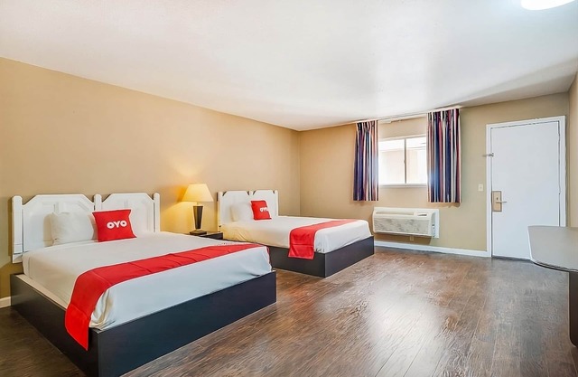 Minutes to Ackley Park! FREE Parking, Elk City Golf and Country Club