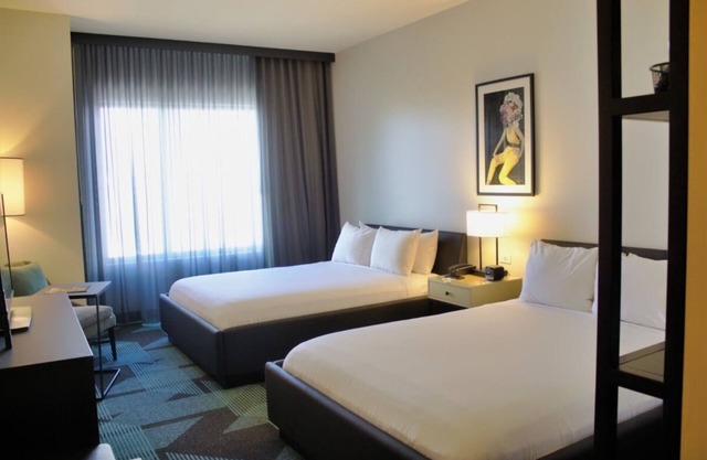 Minutes to Bellagio! 4 Relaxing Units w/ Parking! Near Bellagio Fountains!