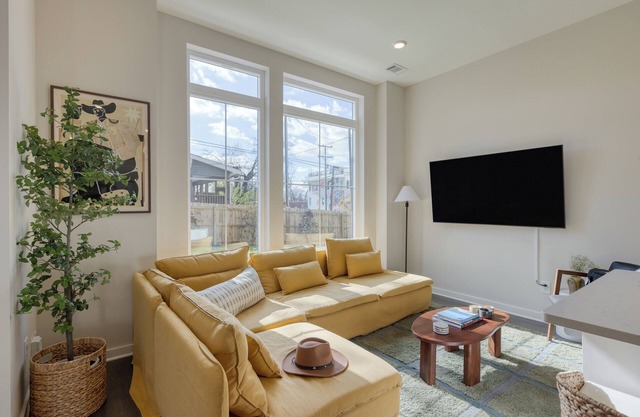 Minutes to Broadway | Chic Newly Built 4BDR w/ Balcony | 98 Degrees by AvantStay