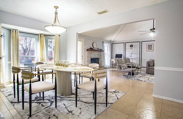 Minutes to Convention center, family retreat, Pet-Friendly! King bed