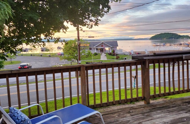 Minutes to the track, right on the lake. Pet friendly home with A/C, and views!