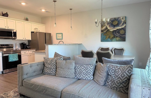 Minutes to Fort Jackson! Family Friendly 3-bed Townhome - Sleeps 5 w/ King Bed