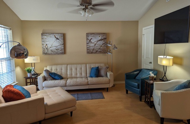 Minutes to Lake Palestine or Pine Dunes Golf Course sleeps 6 & allows pets