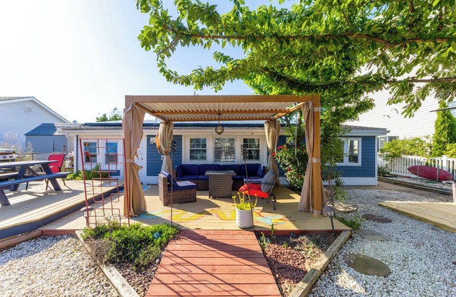 Minutes to Ocean! 3-bedroom waterfront Boho Beach Bungalow with AC,WIFI,Bar Shed