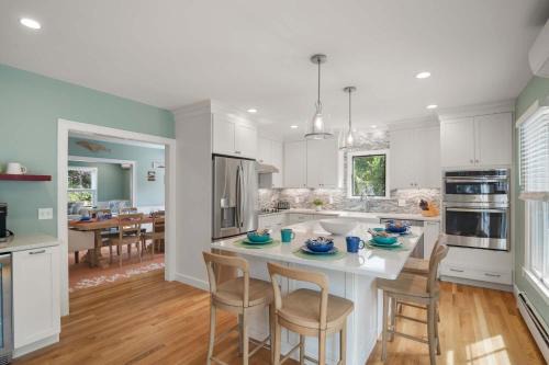 Minutes to Oceanside beaches Private Deck and Backyard