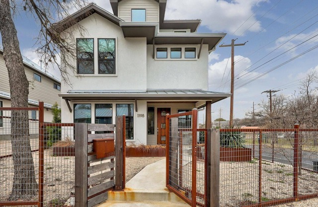 4BR / 2. 5BA Casa elegante de tres pisos con vistas al centro de la ciudad - ¡Increíbles tarifas ACL!