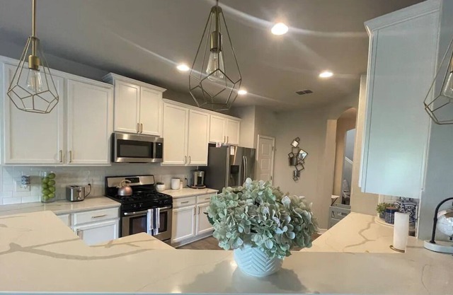 Minutes to Sea World! Spacious Family home- LackLand AFB, 20 Min from Riverwalk