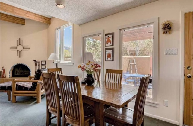 Minutes to Ski Valley, Rivers, Hiking 3 bedroom condo in El Prado, great views,